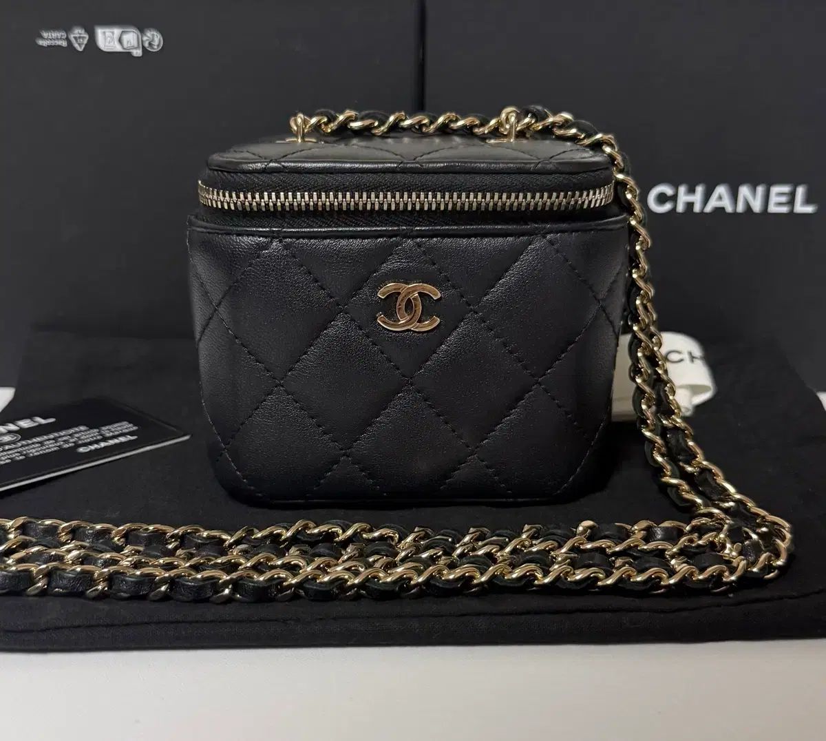 ほぼ |新モデル CHANEL シャネル クラシック ベニティバッグ