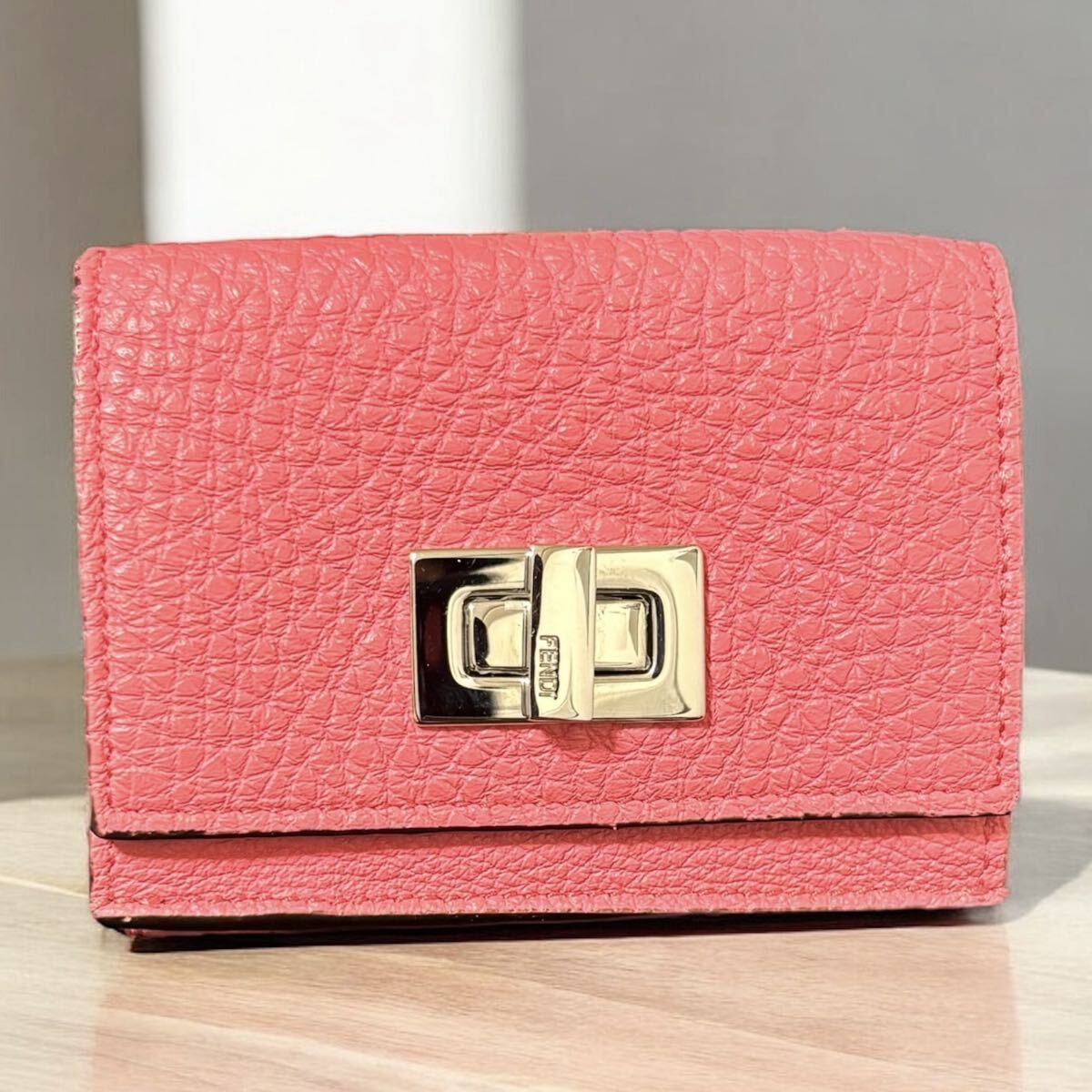 q26 FENDI フェンディ 三つ折り財布 ピーカブー ピンク セレリア