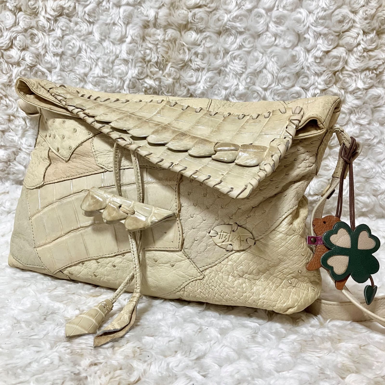 IBIZA パッチワークレザーのショルダーバッグ 犬とクローバーのチャーム付き ワニ革 パッチワーク クリームベージュ アイボリー クロスショルダー 斜め掛け