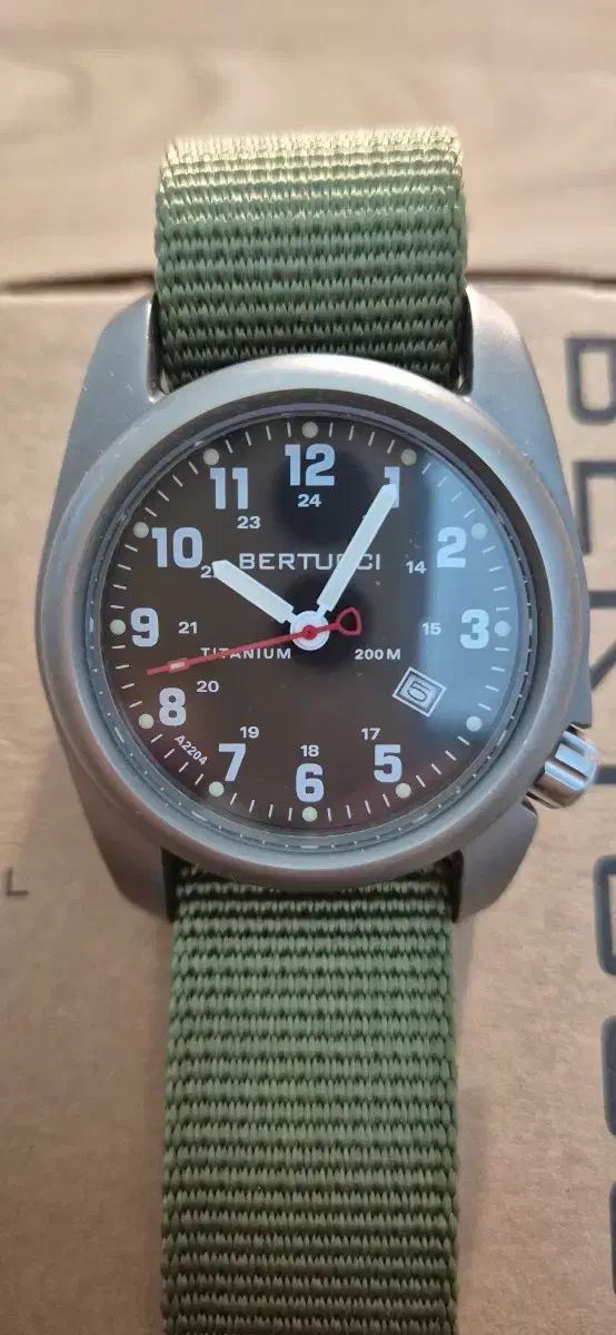 バルトゥッチ チタン時計 カーキ色