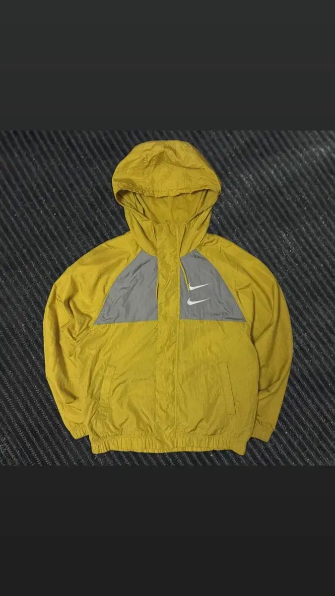 ナイキ フード ウィンドブレーカー イェロー/グレー - メルカリ