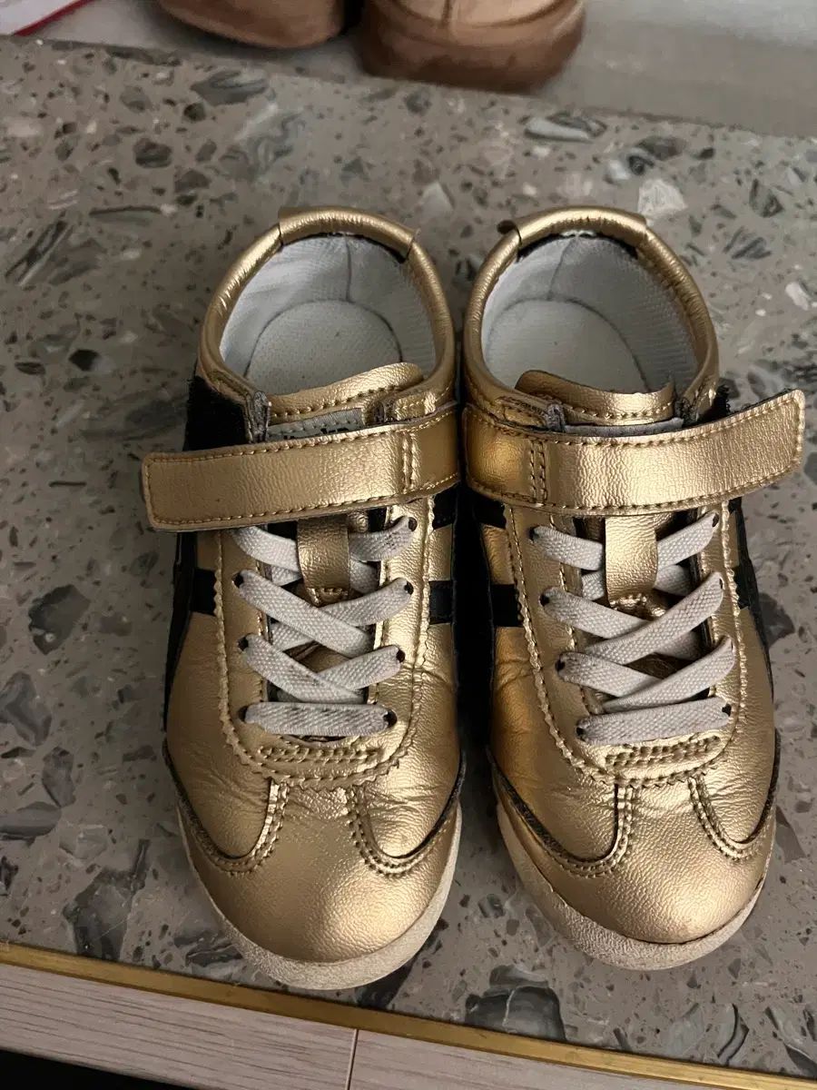 ミニチュアスニーカー　オニツカタイガー オニツカタイガーとMINI、限定スニーカーを発売 | レスポンス