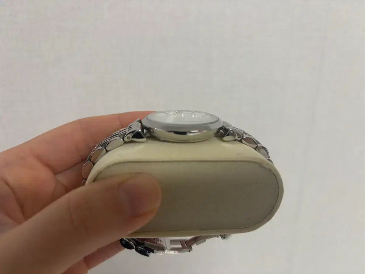 アルマーニ レディース メタル時計