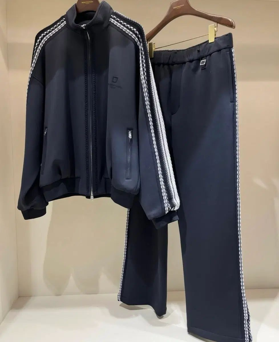 48 ウーヨンミ ニ_ト デザインテープ トラック パンツ ネイビー 25 SS