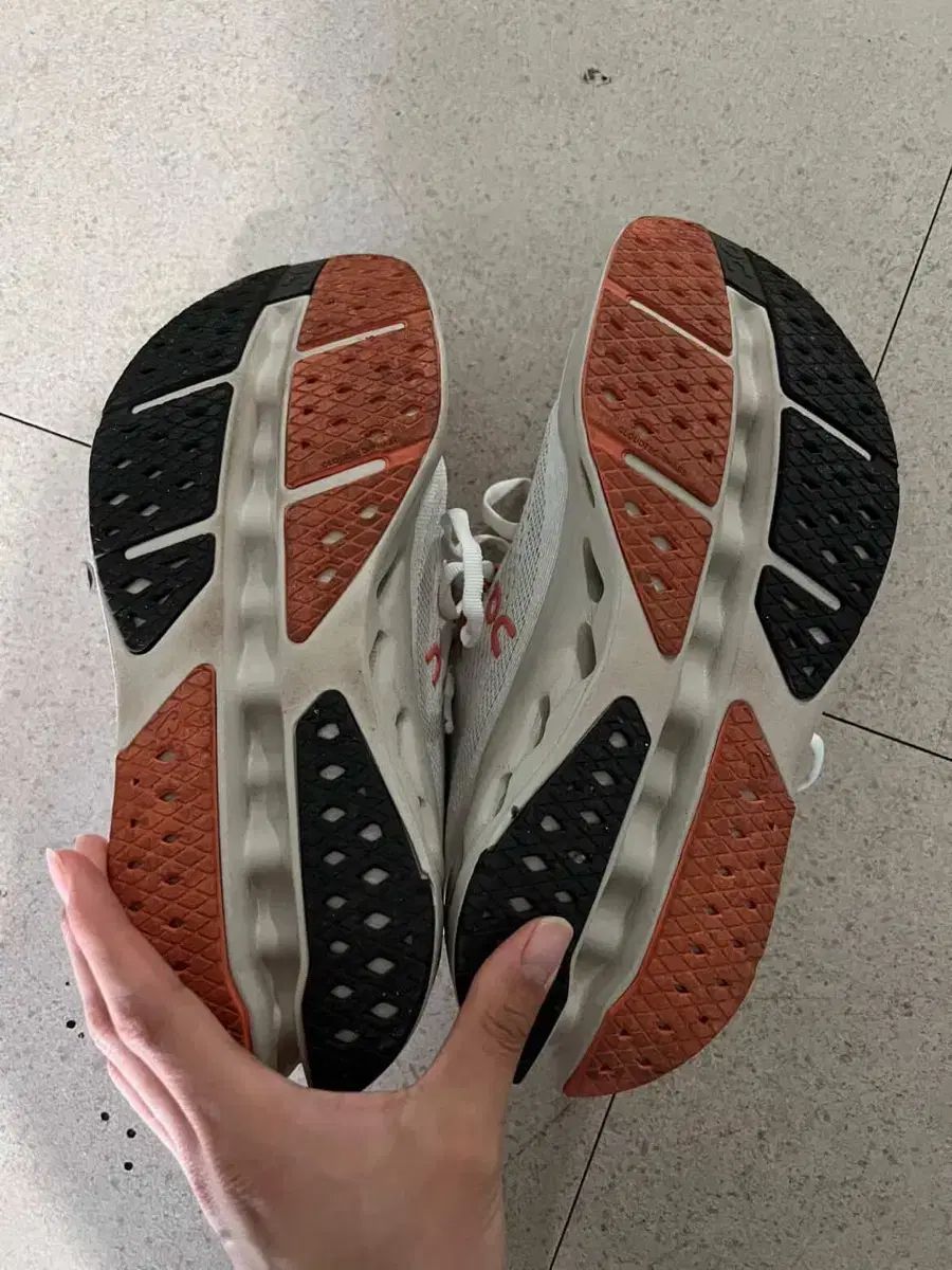  オン ランニング クラウドサーファー マックス アイボリー サーモン 255 登山靴 トレッキングシューズ アウトドアシューズ