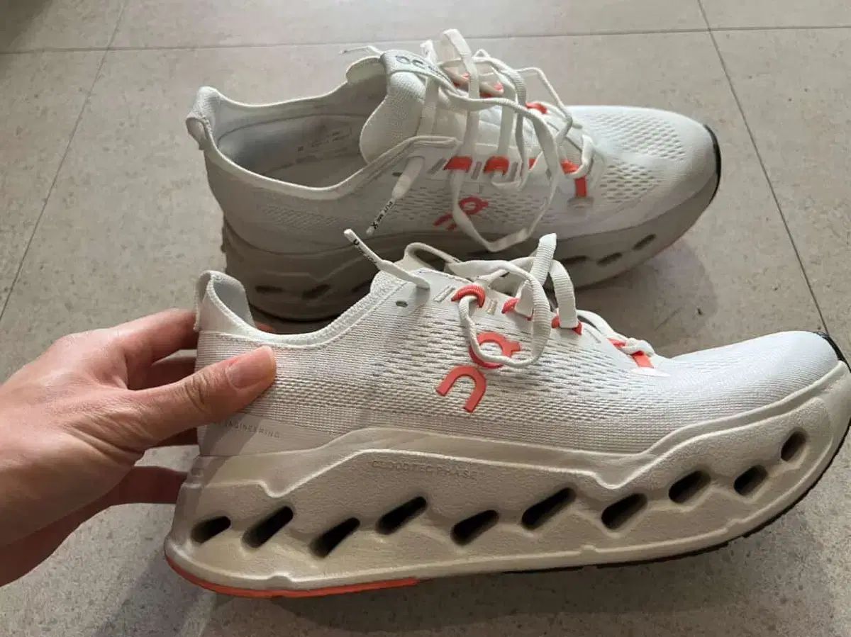 オン ランニング クラウドサーファー マックス アイボリー サーモン 255