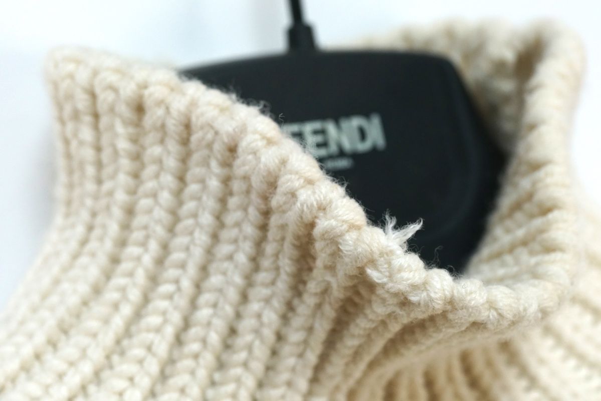 FENDI フェンディ FFロゴ クロップド ハイネック ニット セーター FENDI フェンディ FFロゴ クロップド ハイネック ニット セーター