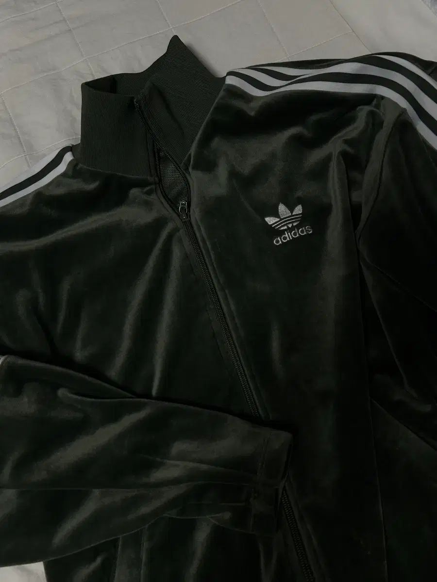 アディダス カーキ ツアーベルベット ジャージ mサイズ ジェニ