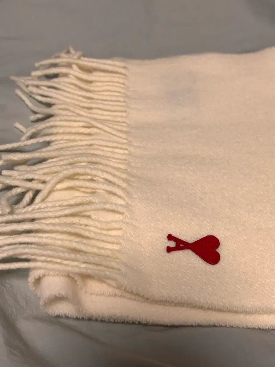 アミ スモールハートロゴ Classic マフラー 白