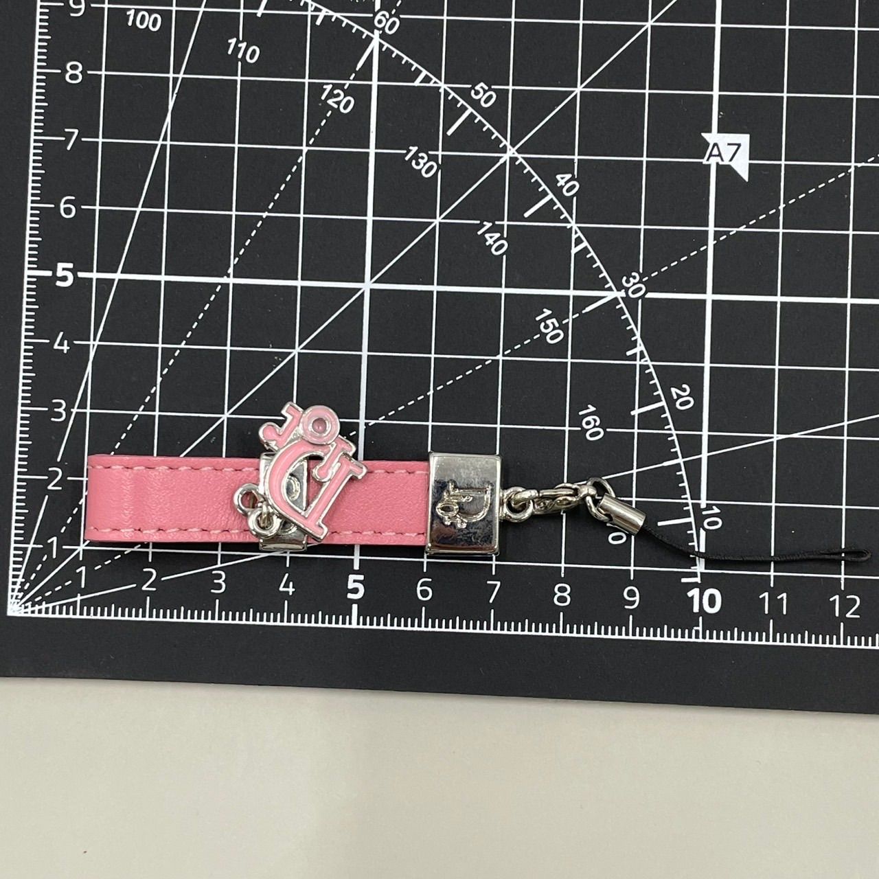 JH83 クリスチャンディオール 極美品 Dior ロゴチャーム シルバー金具 JH83 クリスチャンディオール 極美品 Dior ロゴチャーム シルバー金具