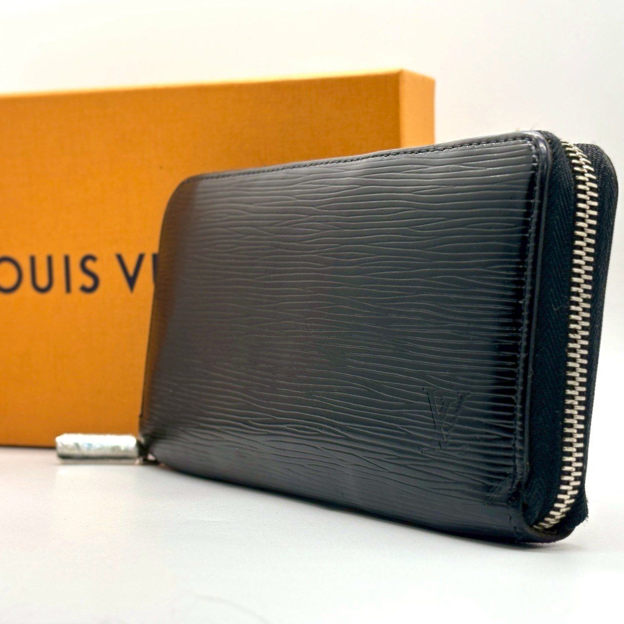 静かに魅せる黒気品 LOUIS VUITTON ルイヴィトン エピ ジッピーウォレット 長財布 レザー ノワール 8カード 黒