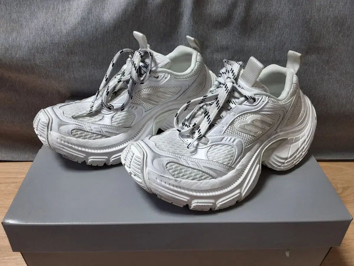 新品級 バレンシアガ 6xl 白 41 - メルカリ