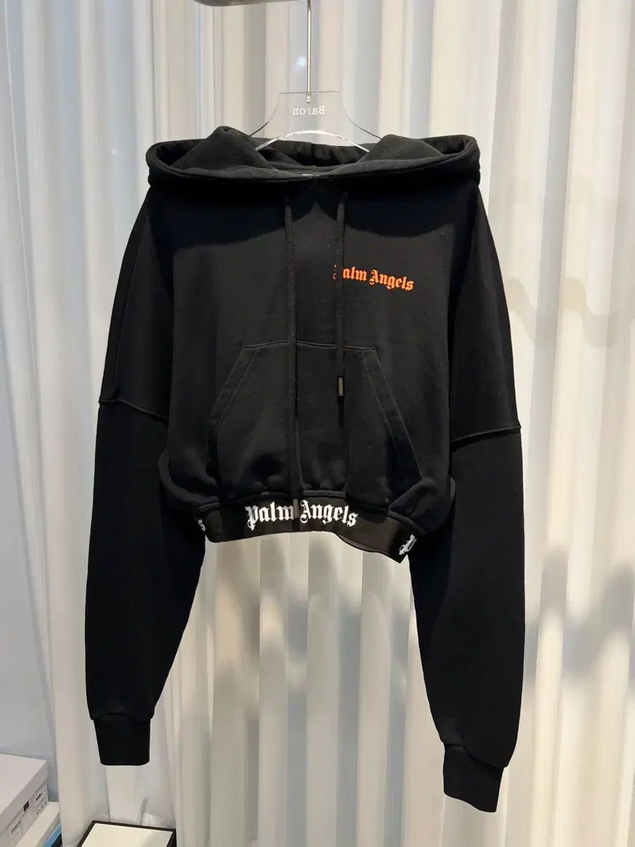 S エンジェルズ カーブ ロゴ トラック クロップド フーディー ブラック