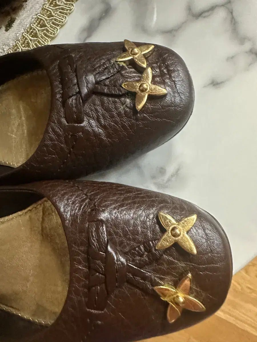 フラット シューズ