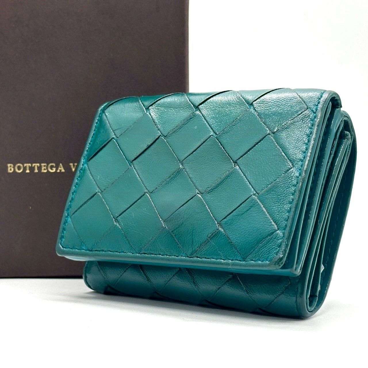 感性を満たす上品レザー BOTTEGA VENETA ボッテガヴェネタ 三つ折り財布 マキシイントレチャート コンパクトウォレット ラムスキン ICチップ ティールグリーン