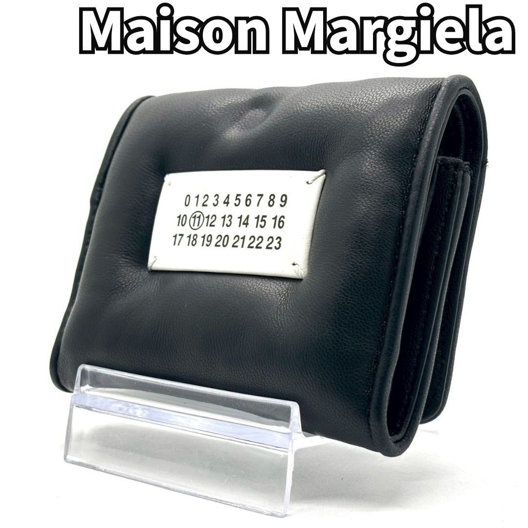 質感で魅せる黒の個性】 Maison Margiela メゾンマルジェラ 三つ折り 質感で魅せる黒の個性】 Maison Margiela メゾンマルジェラ 三つ折り