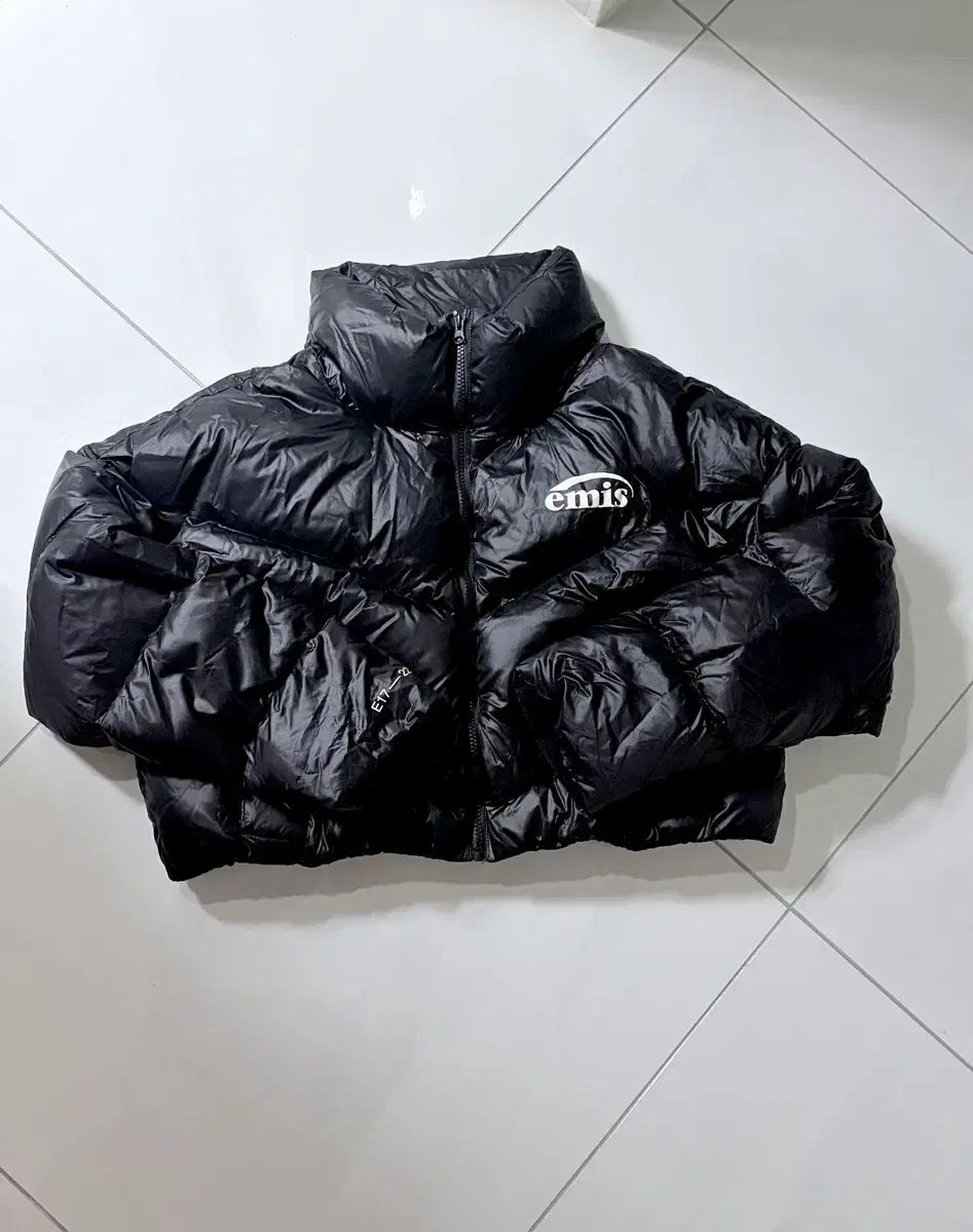 emis ブラック ダウンジャケット EMIS エミス クロップド ダックダウン ダウン - メルカリ