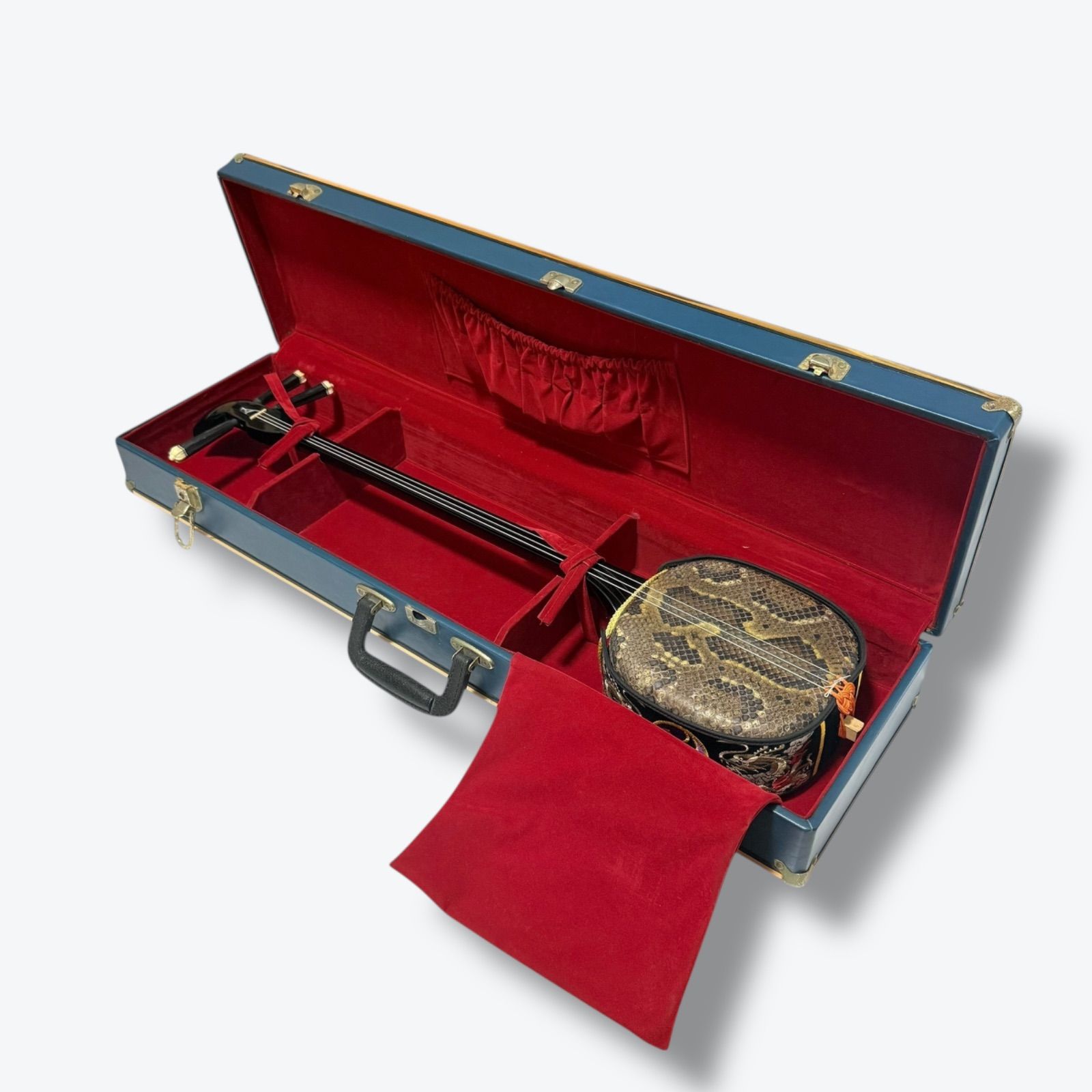 沖縄 三線 蛇皮 真壁型 ハードケース付 - メルカリ