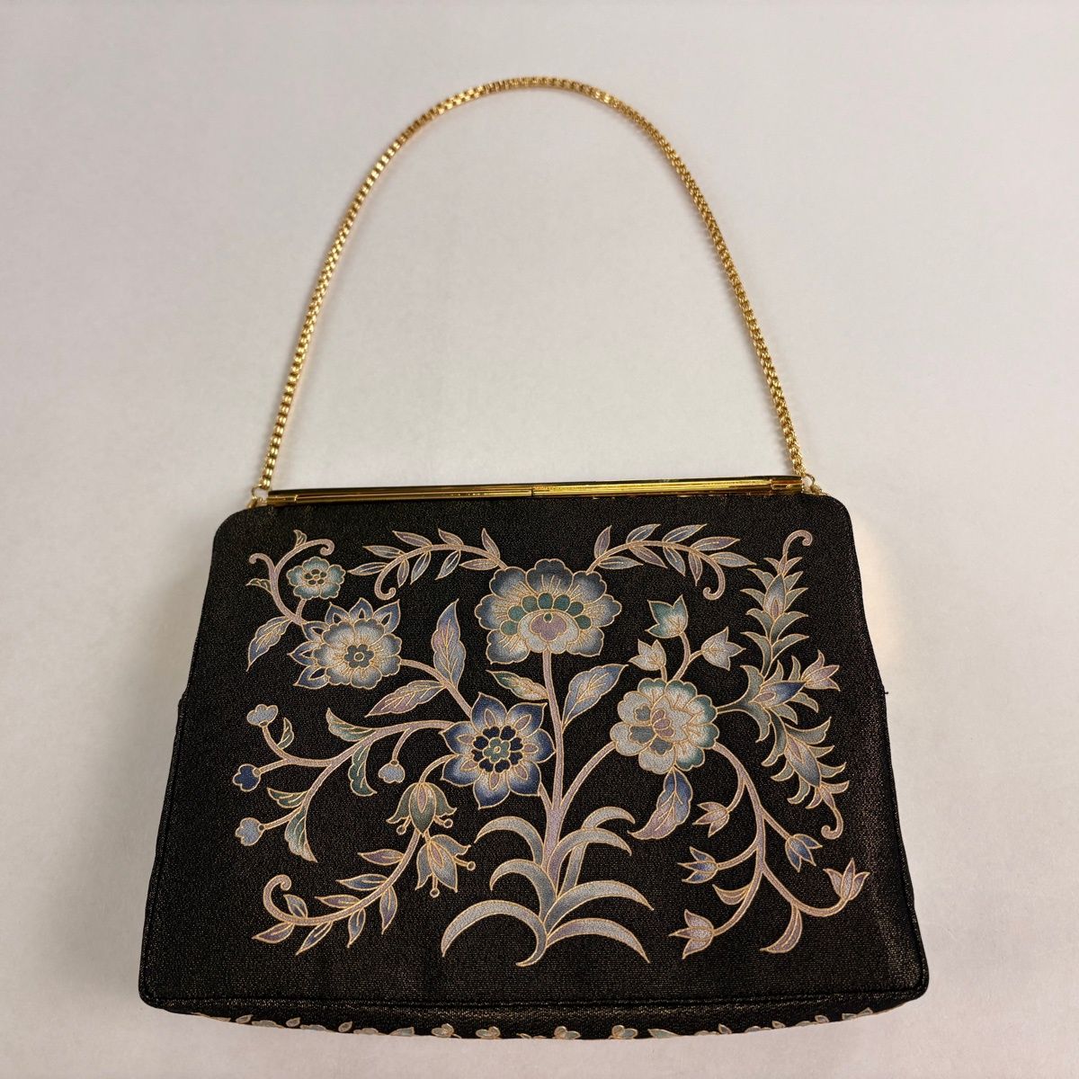 未使用品　OKAJIMA 和装バッグ 逸品 孔雀 草花 金彩 縮緬 正絹 美品】 和装バッグ 逸品 OKAJIMA 花唐草 金彩 金茶 正絹 和装小物