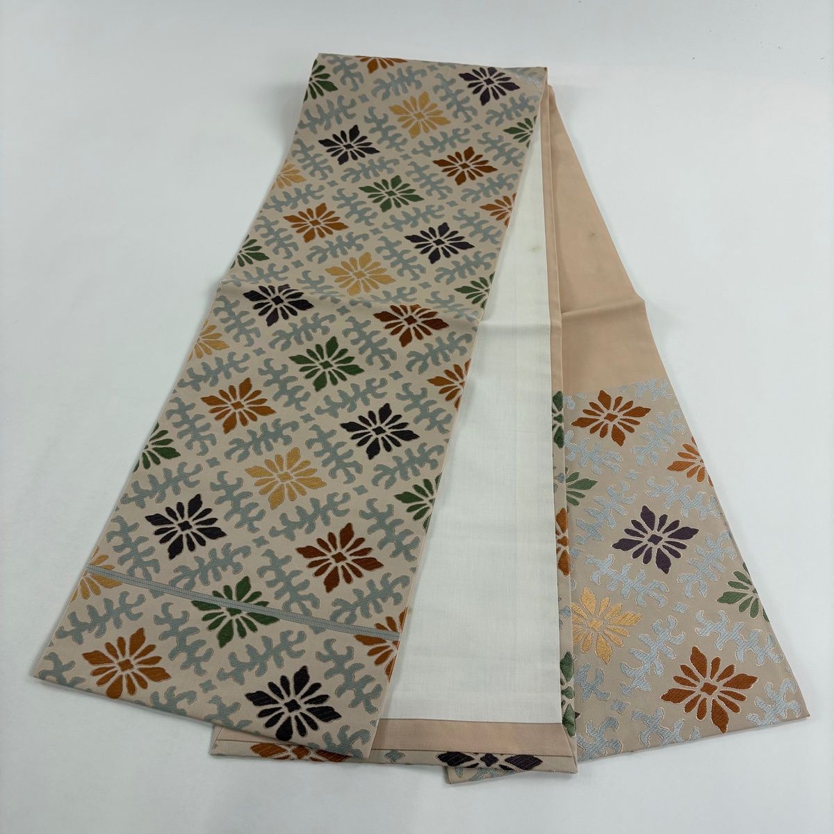 名古屋帯 花柄 幾何学模様 ベージュ系 開き名古屋帯 名品 人間国宝 喜多川平朗 落款 花菱 幾何学模様 ピンク