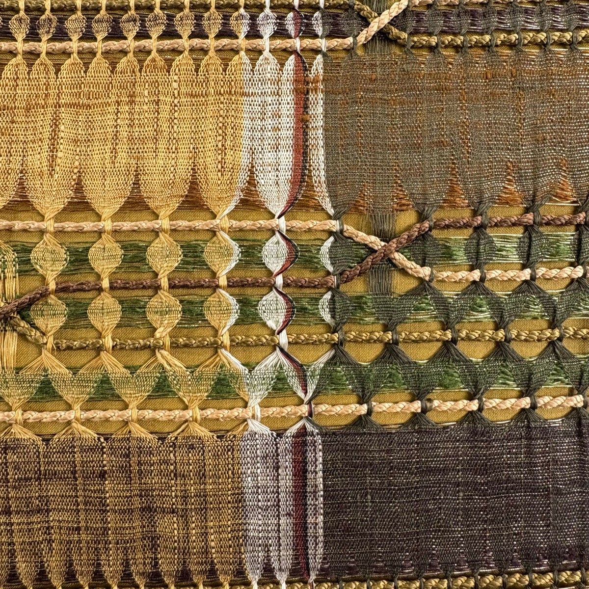 袋帯　渡文　金糸 袋帯 名品 渡文 落款 幾何学模様 金糸 茶緑色 お太鼓柄 正絹 【中古