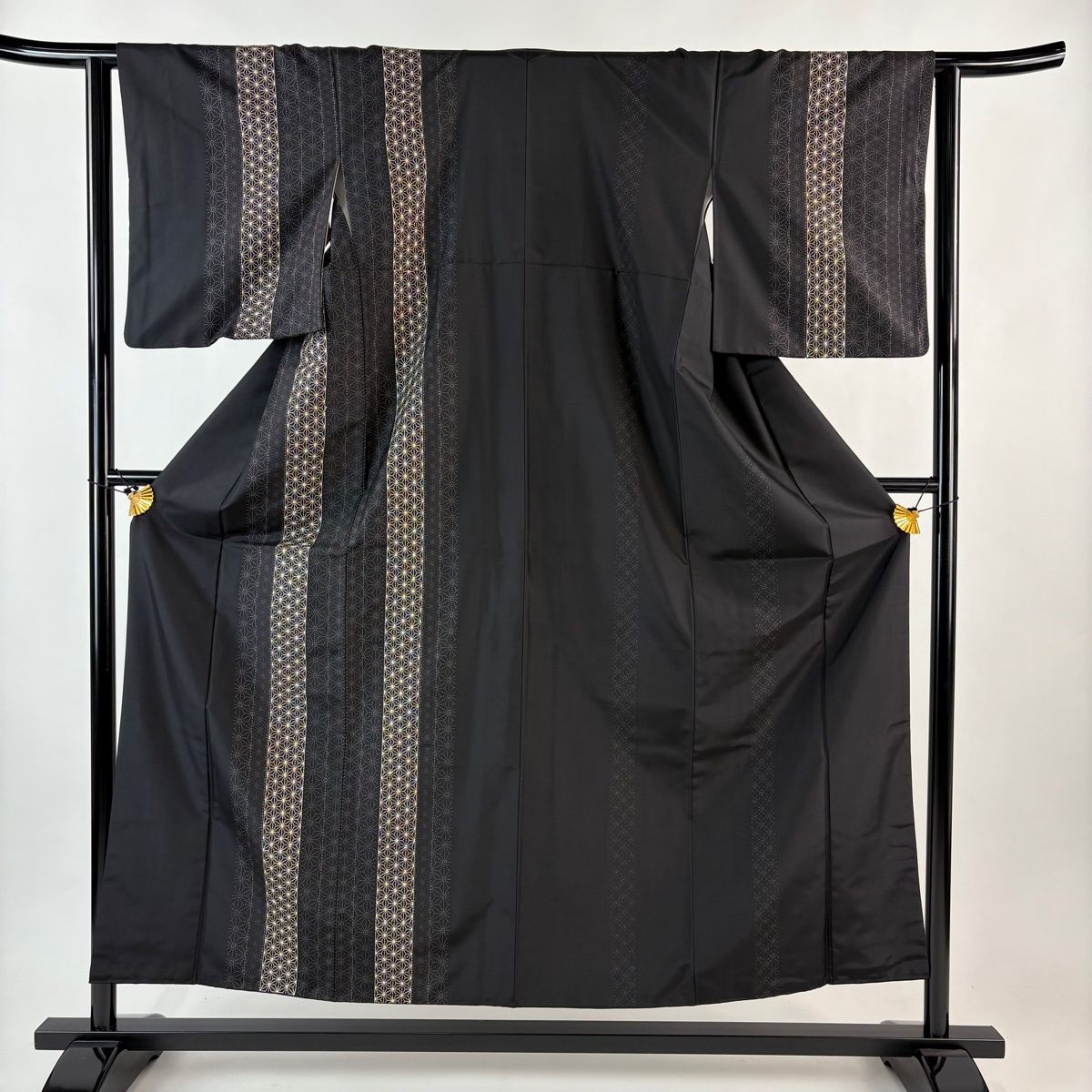 付下げ 身丈152.5cm 裄丈62cm S 袷 大島紬地 麻の葉 刺繍 黒 正絹 逸品