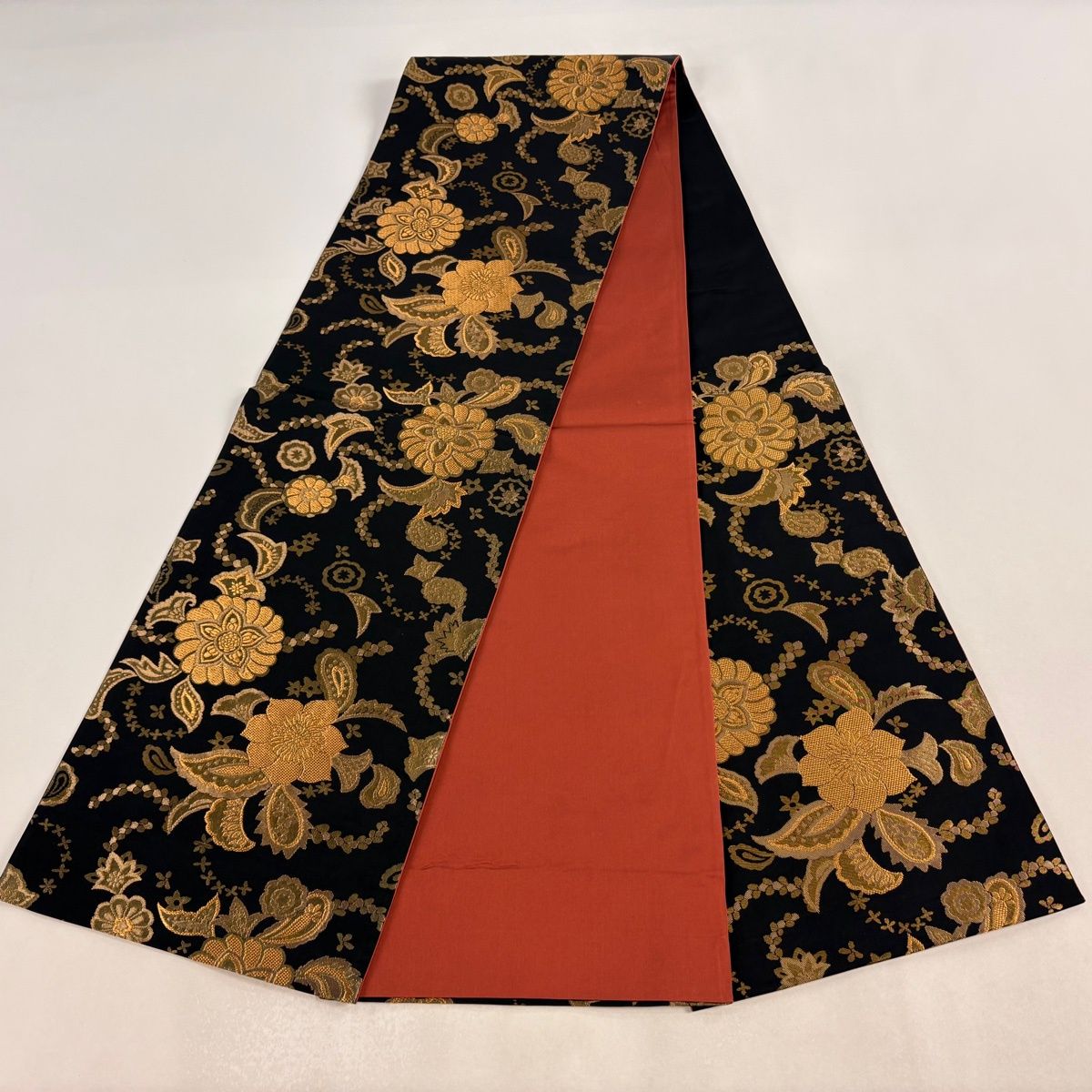 美品】 袋帯 秀品 斉藤三才 落款 草花 金糸 箔 黒 六通 正絹 【中古