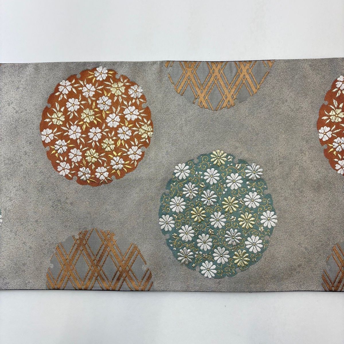 唐織り　萩と菊、桜花柄刺繍模様　グレー地正絹六通柄袋帯 袋帯 秀品 桜 菊唐草 金銀糸 刺繍 灰茶 六通 正絹 【中古】 - メルカリ