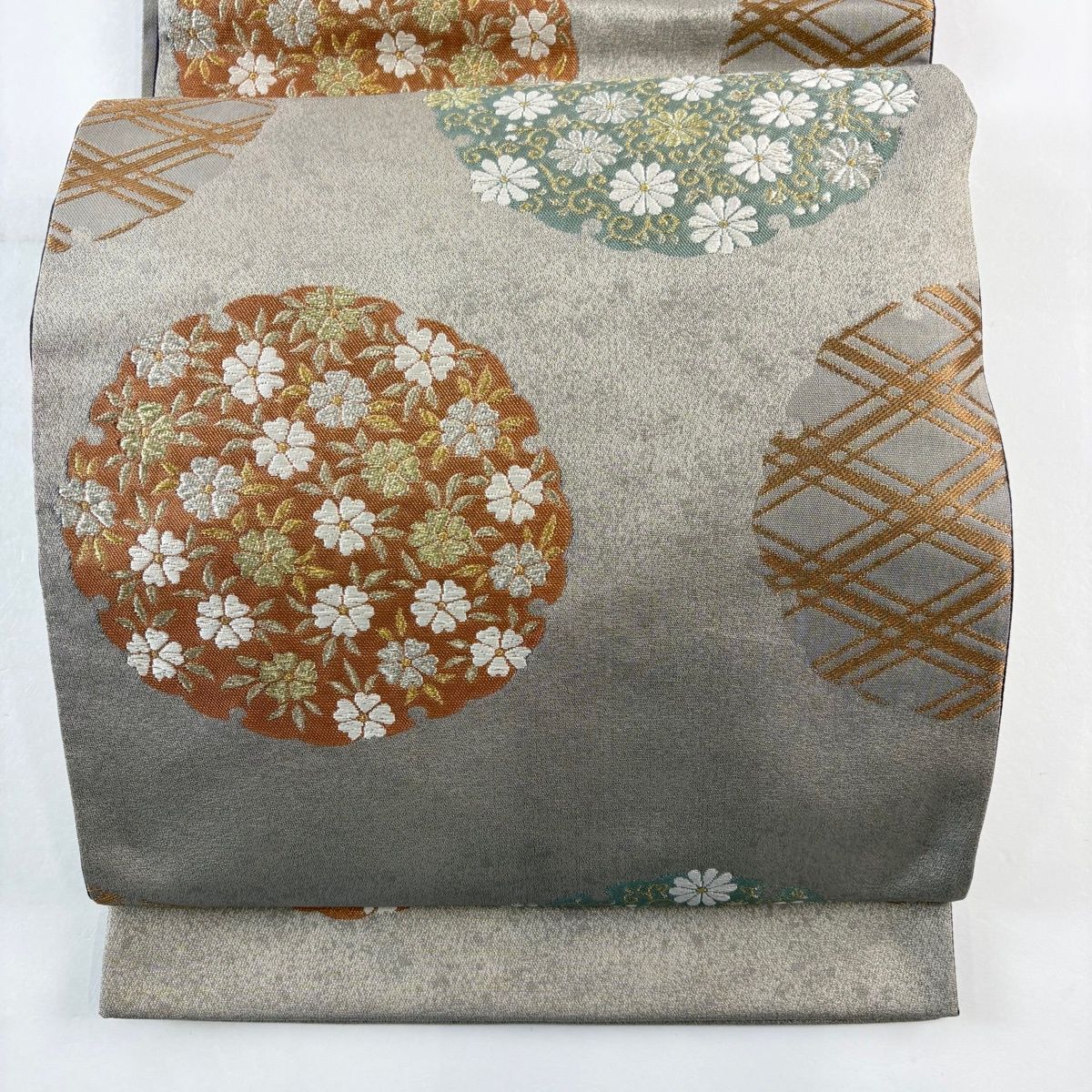 唐織り　萩と菊、桜花柄刺繍模様　グレー地正絹六通柄袋帯 袋帯 秀品 桜 菊唐草 金銀糸 刺繍 灰茶 六通 正絹 【中古】 - メルカリ