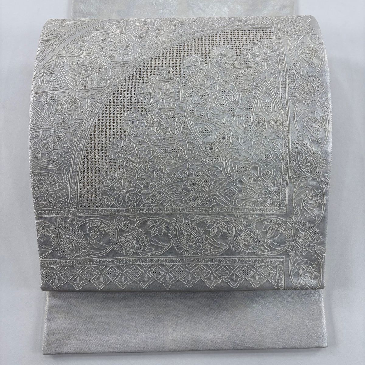 美品】 袋帯 秀品 華文 花唐草 刺繍 銀糸 灰白 お太鼓柄 正絹 【中古