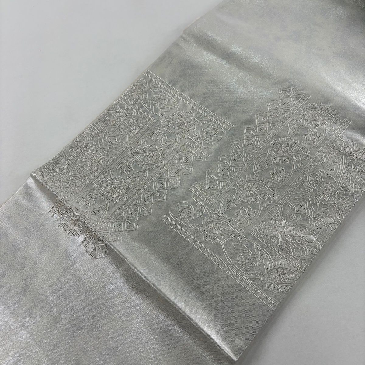 美品】 袋帯 秀品 華文 花唐草 刺繍 銀糸 灰白 お太鼓柄 正絹 【中古