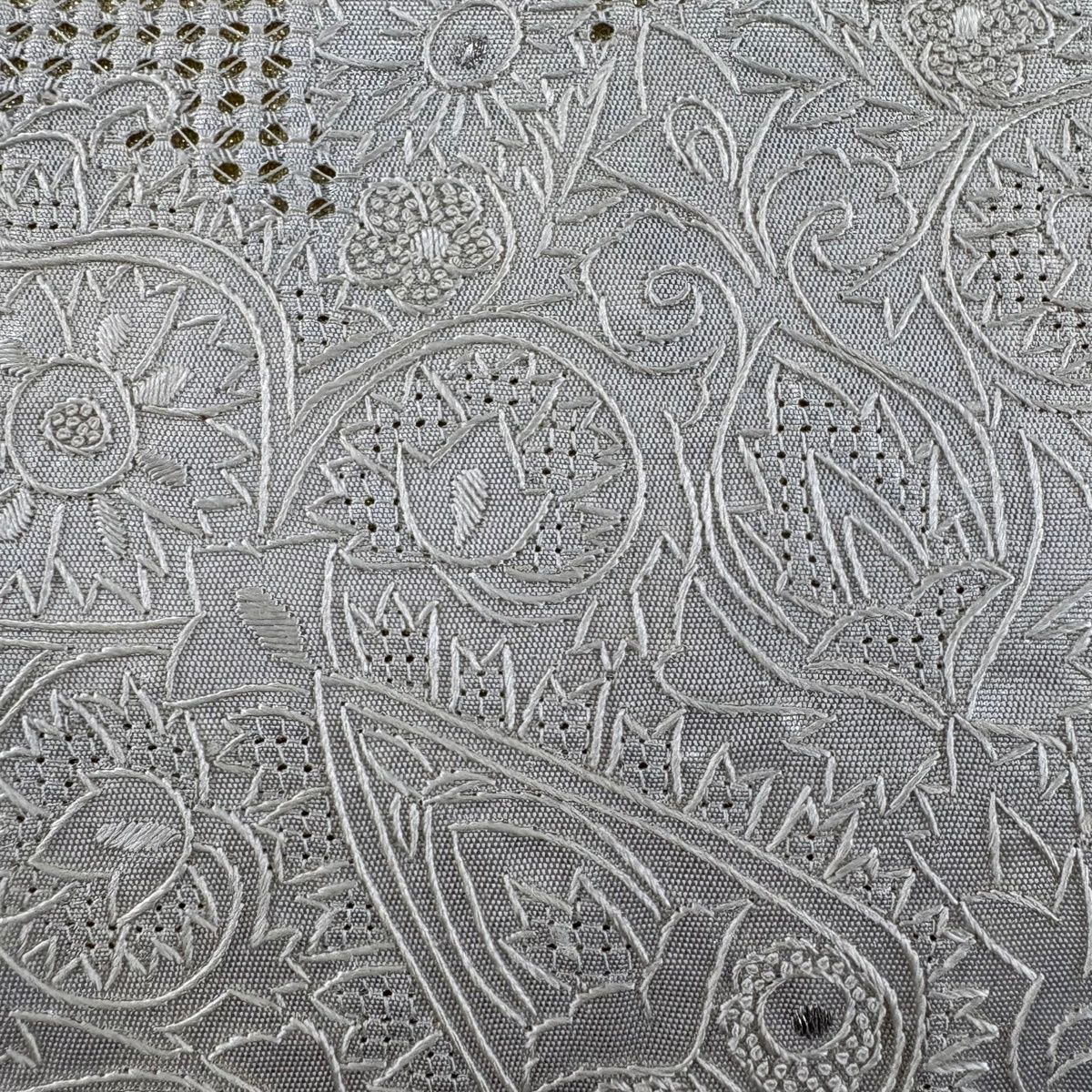 美品】 袋帯 秀品 華文 花唐草 刺繍 銀糸 灰白 お太鼓柄 正絹 【中古