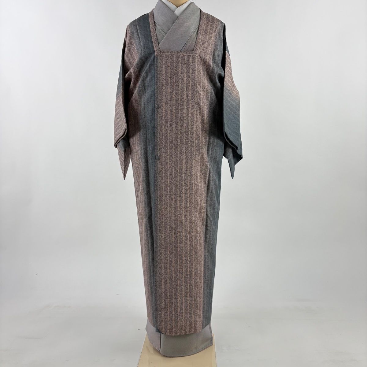 道行 身丈130 cm 裄丈64.5 M 和装コート 角衿 紬地 縦縞 幾何学模様 縦ぼかし 薄小豆 正絹 秀品