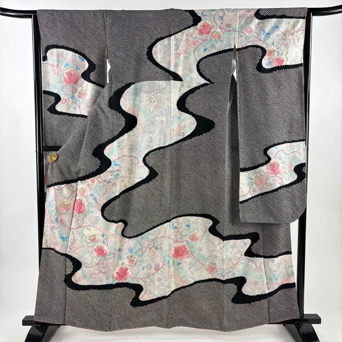 振袖 身丈160 cm 裄丈63 5 S 袷 やまと 薔薇 霞 刺繍 絞り 黒 正絹 秀品