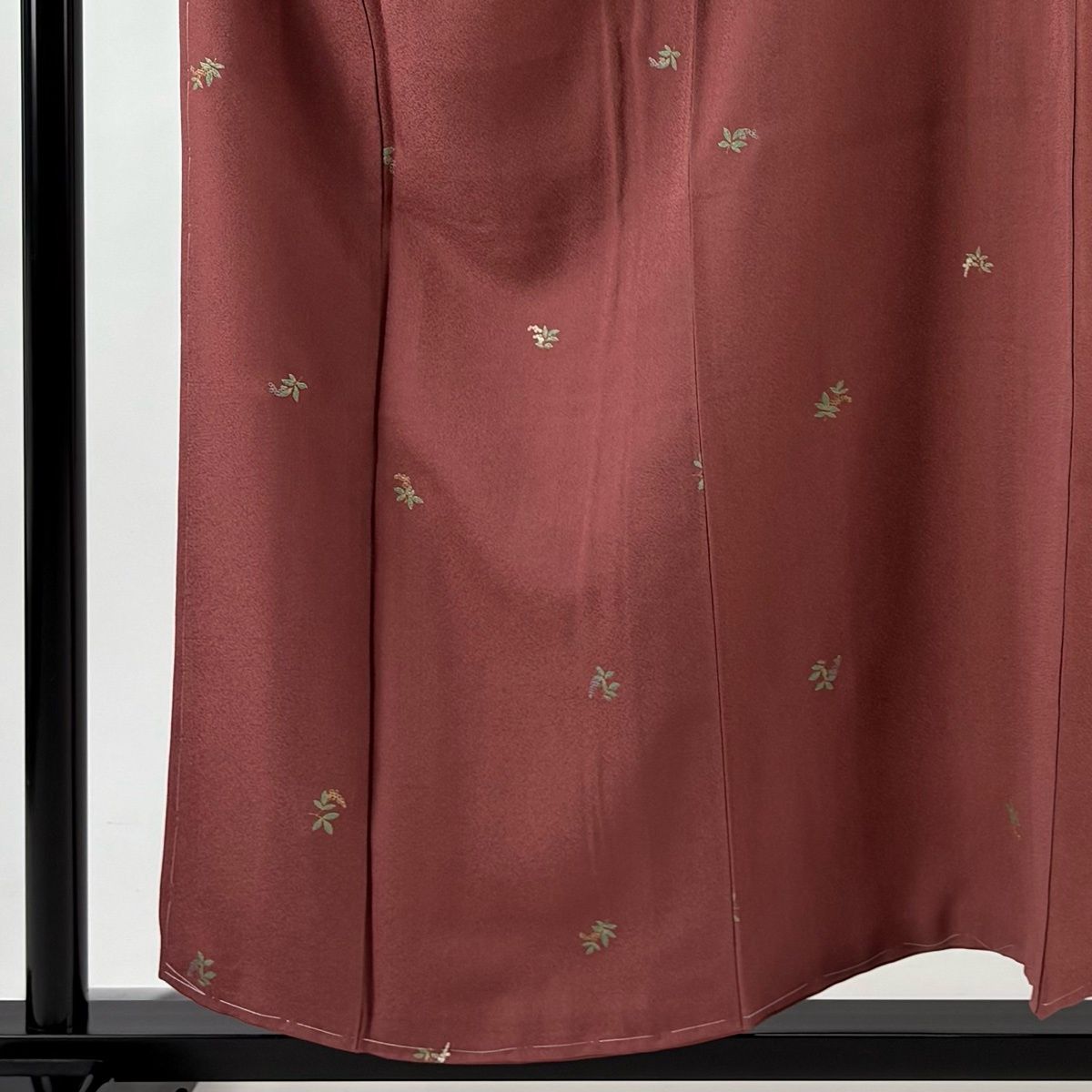 小紋 身丈156 cm 裄丈63 S 袷 葉と実 南部紫根染 金彩 ピンクベージュ 正絹 秀品