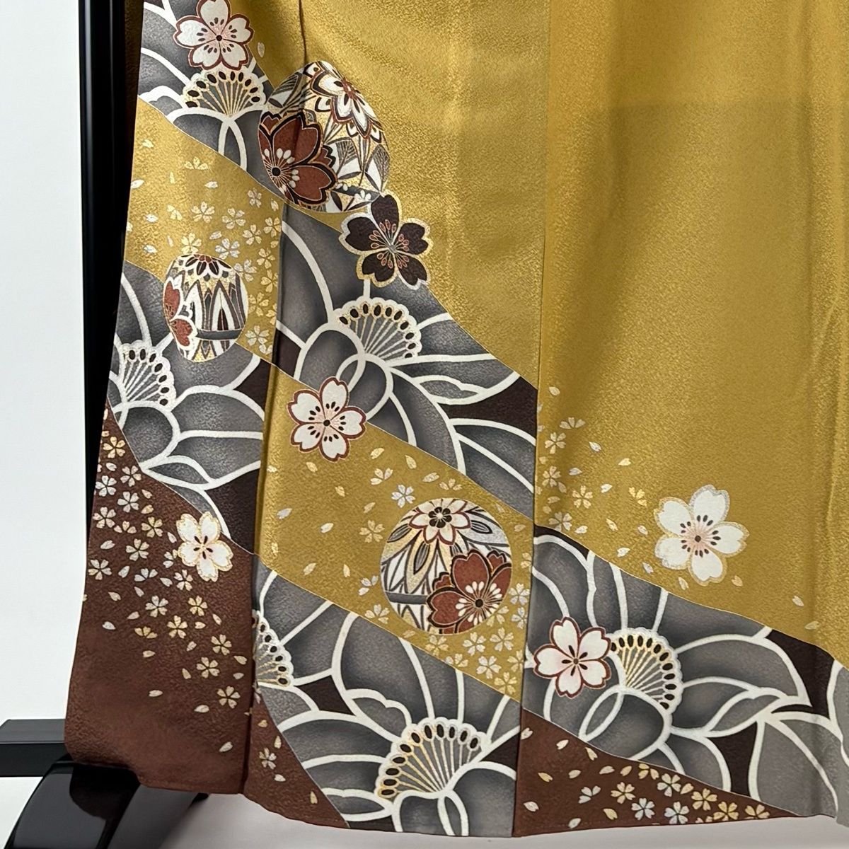 振袖 身丈164.5 cm 裄丈66 M 袷 桜 手鞠 金銀彩 金糸 黄土色 正絹 秀品