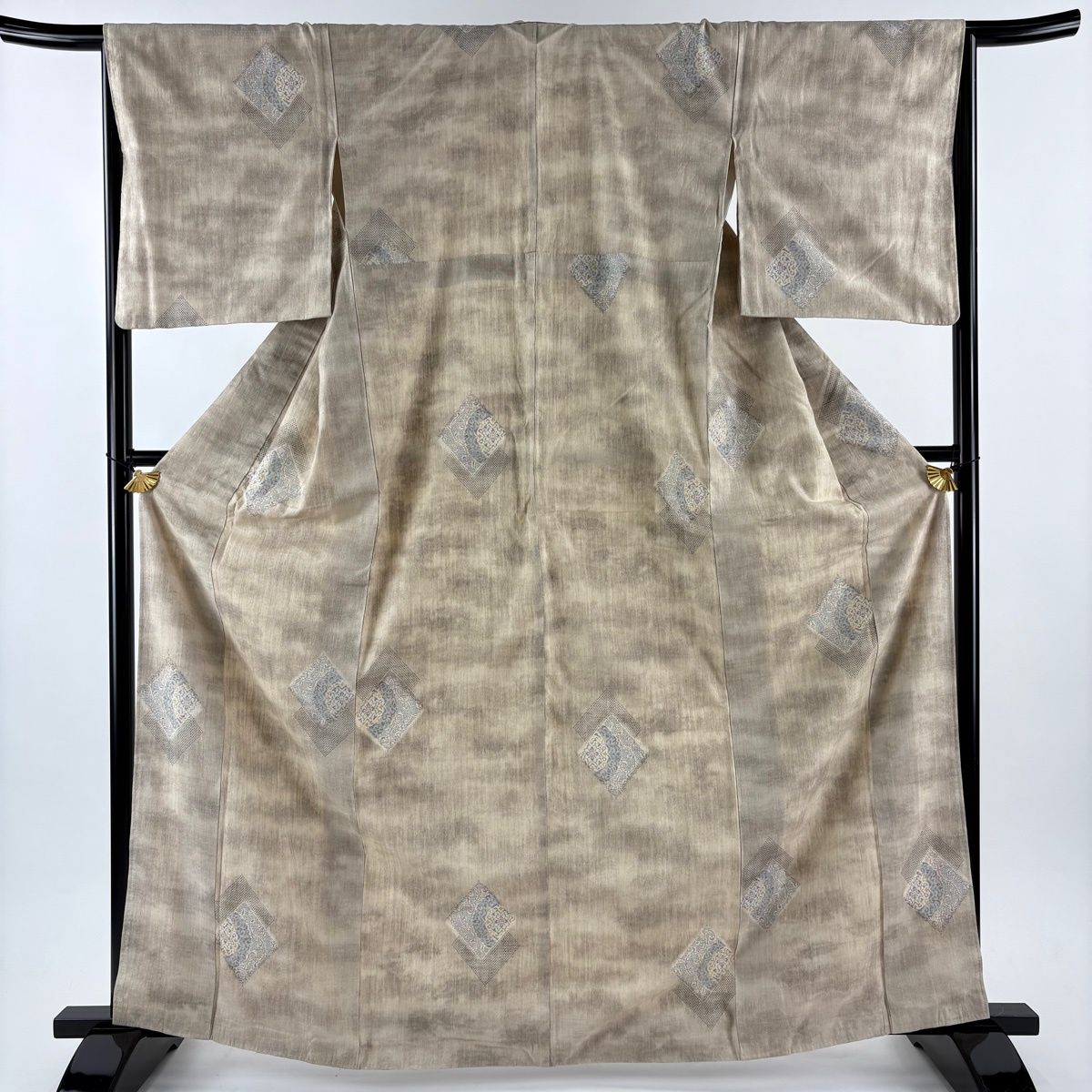 紬 身丈165.5 cm 裄丈66 M 袷 菱 華文 ベージュ 正絹 秀品