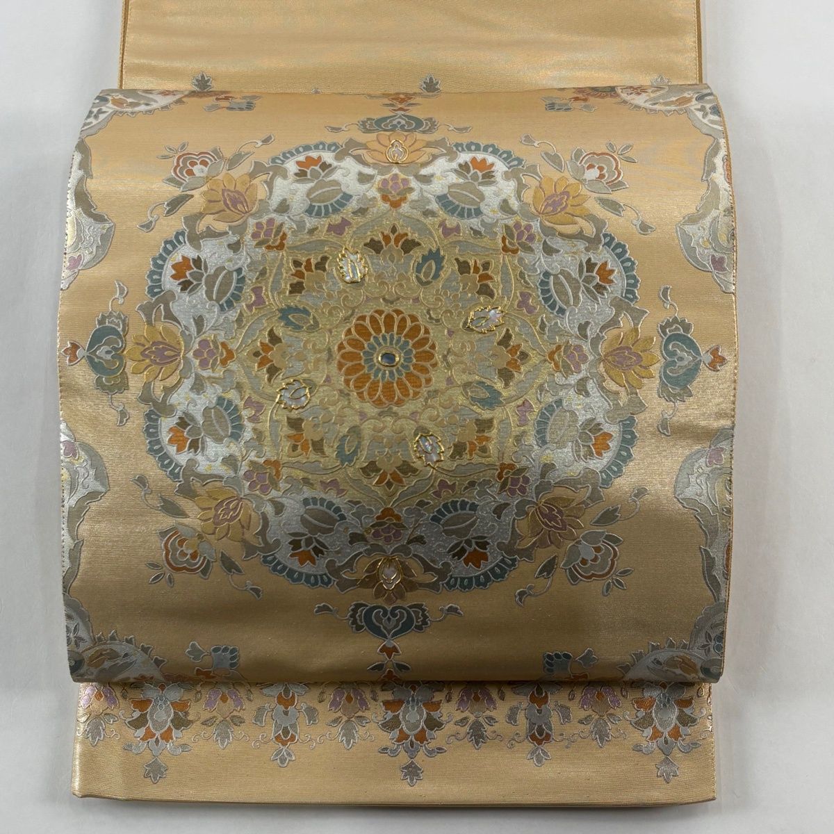 袋帯 名品 華文 草花 螺鈿 金銀彩 金色 お太鼓柄 正絹 【中古】 - メルカリ