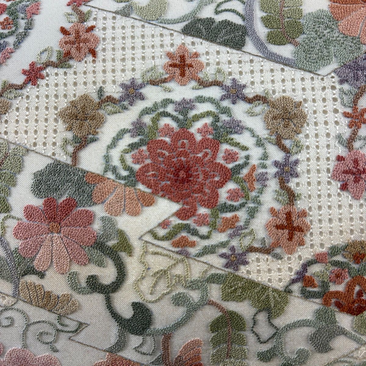 美品】 袋帯 名品 華文 花唐草 相良刺繍 金彩 クリーム お太鼓柄 正絹