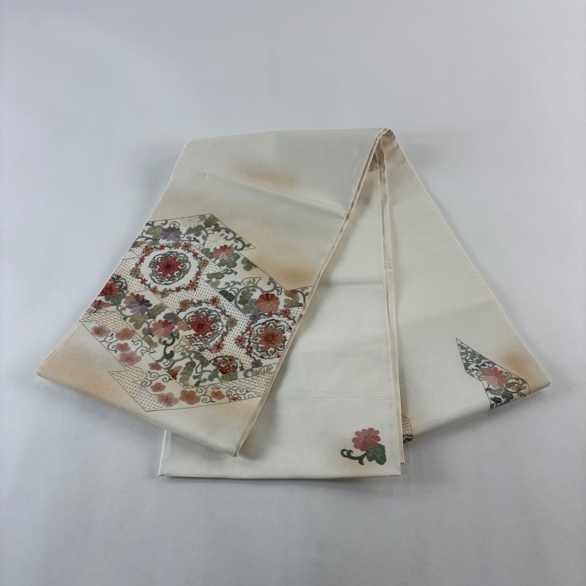 美品】 袋帯 名品 華文 花唐草 相良刺繍 金彩 クリーム お太鼓柄 正絹