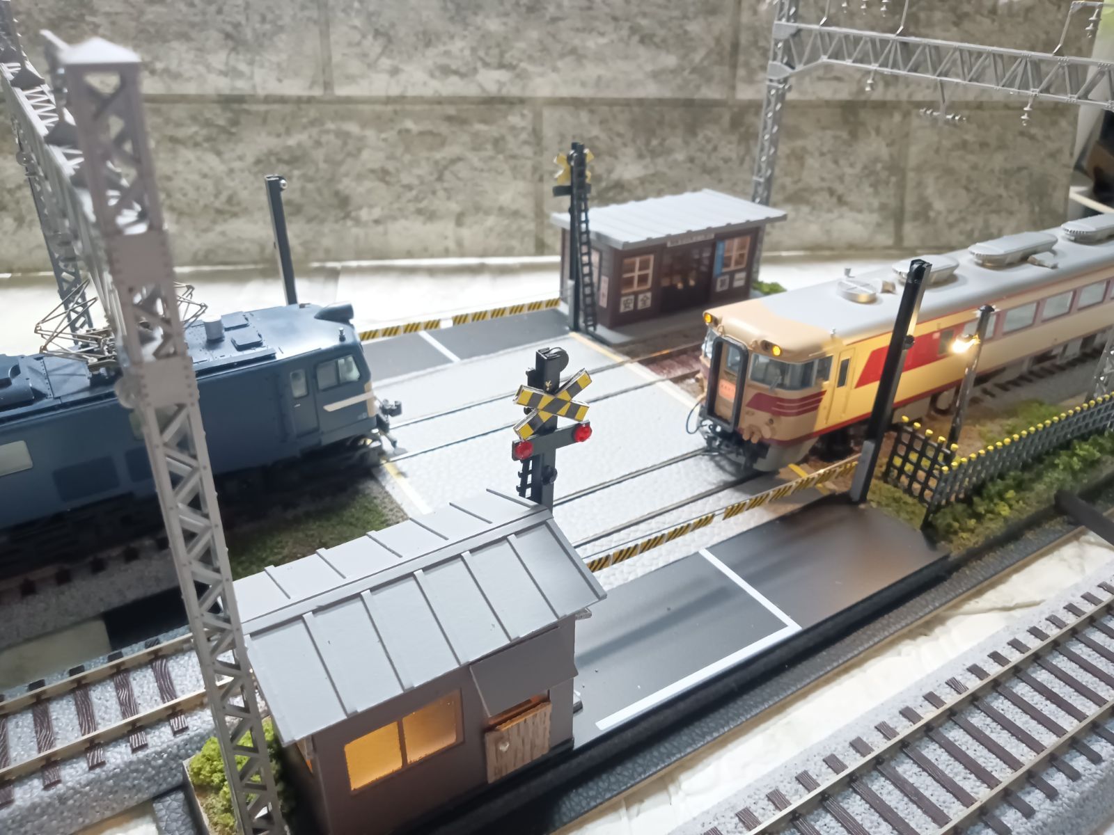 HOゲージ 複線電化 夜景 真鍮製 第二種複線踏切 KATO ユニトラ直結通電型 ジオラマモジュール 2棟建屋照明