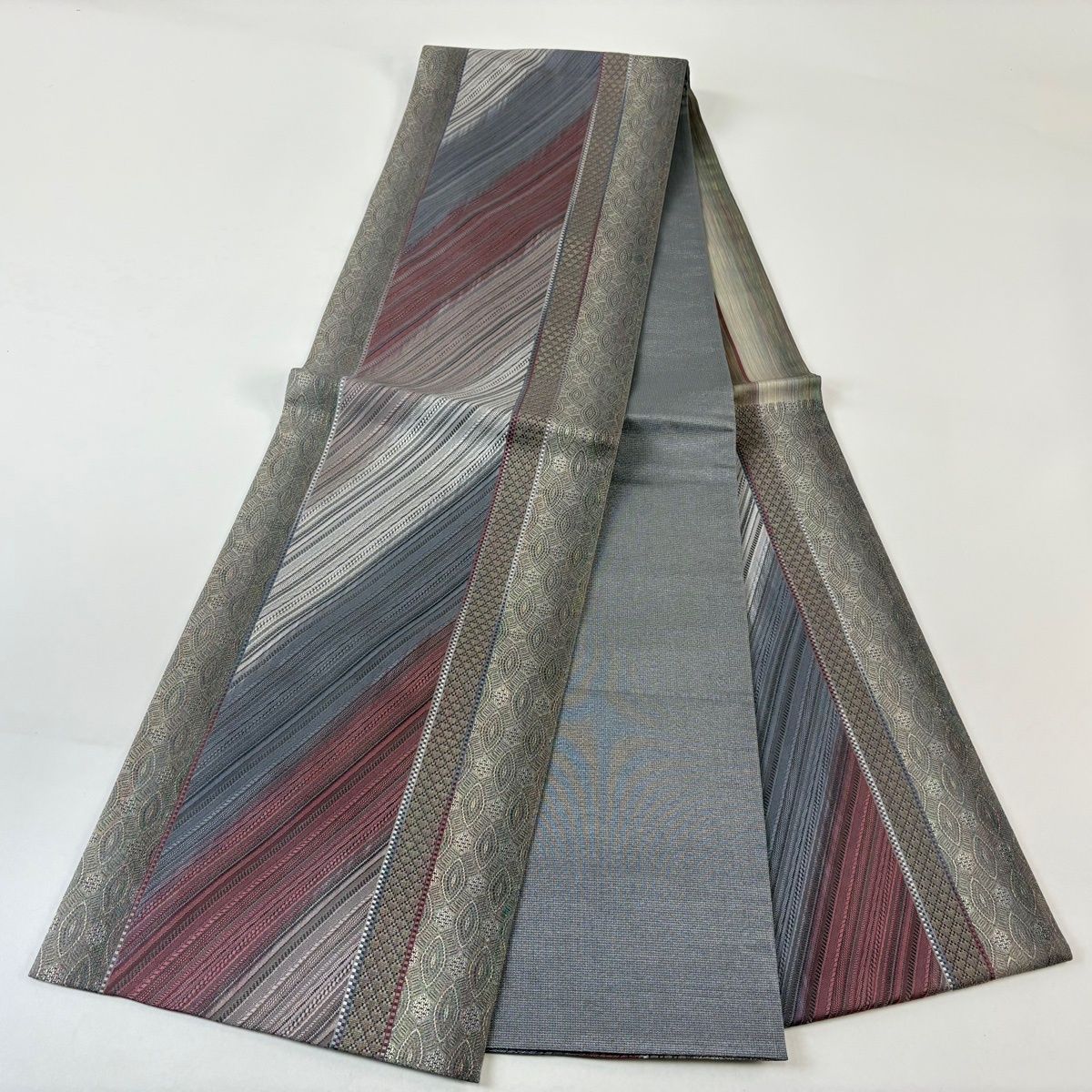 袋帯 名品 斜縞 幾何学模様 金糸 灰紫 六通 正絹 【中古】 - メルカリ