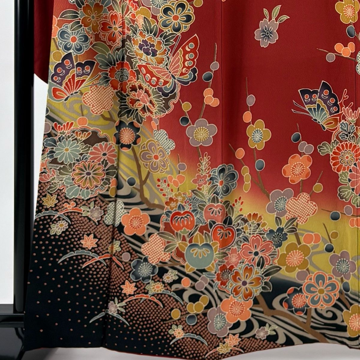 振袖 身丈165 cm 裄丈66.5 M 袷 鈴乃屋 蝶 枝梅 ぼかし 赤 正絹