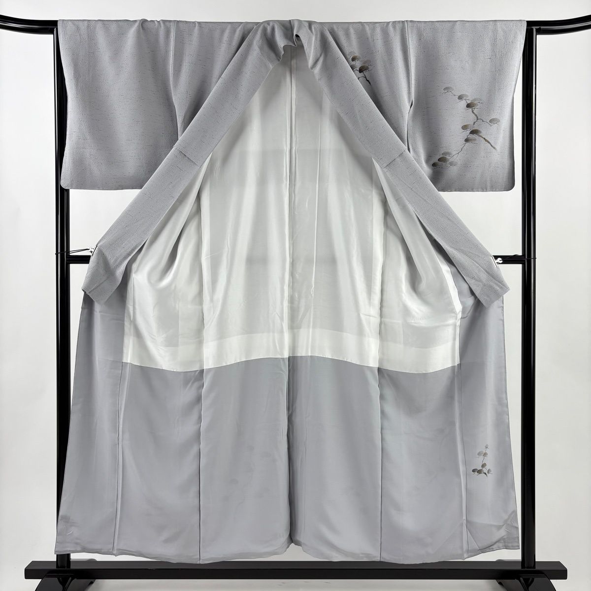  付下げ 身丈153.5 cm 裄丈65 M 袷 紬地 山科春宣 落款 三猿 松 金彩 灰色 正絹 名品 訪問着 付け下げ 着物