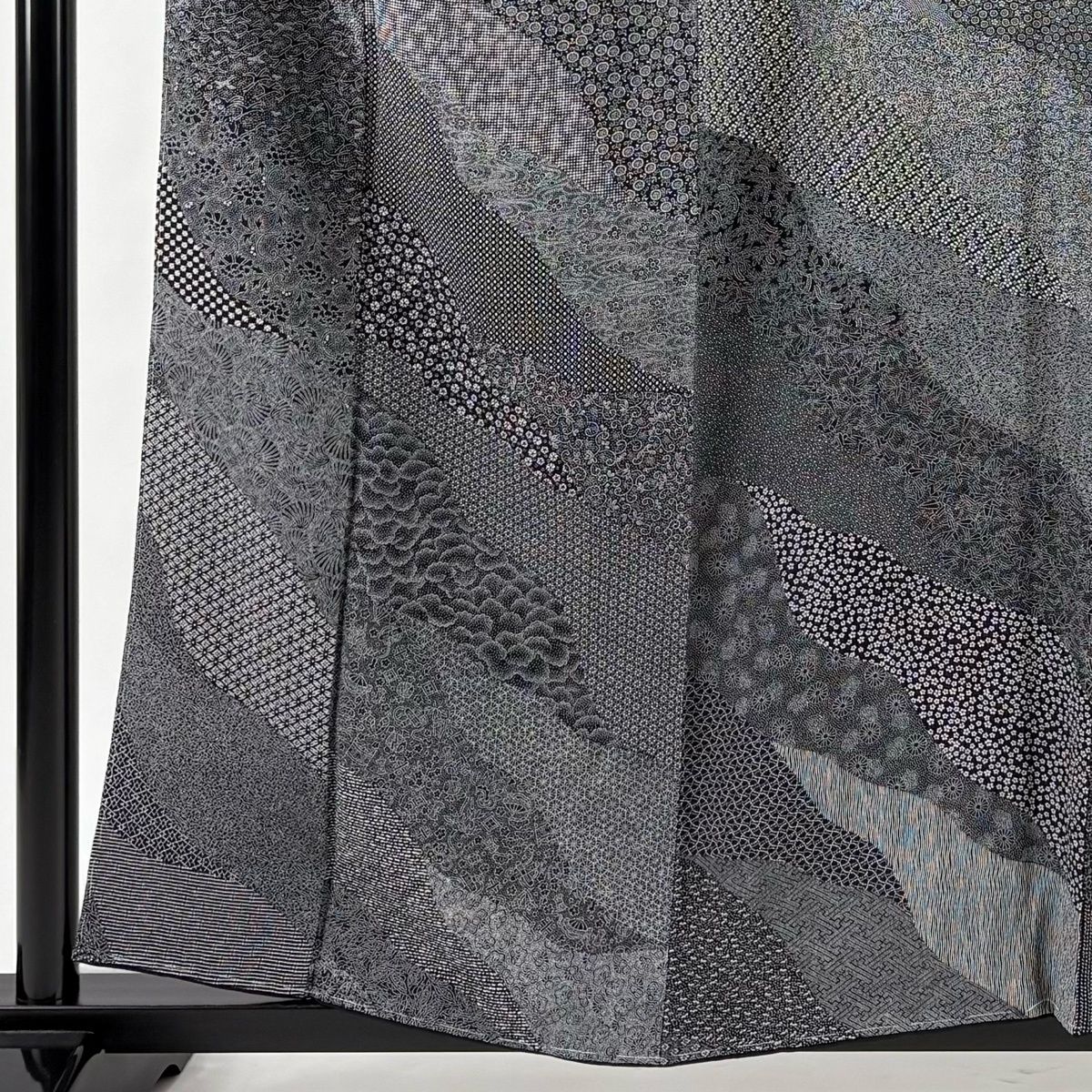 美品】 江戸小紋 身丈158.5cm 裄丈62.5cm S 袷 落款 寄せ柄 菊 縮緬 黒