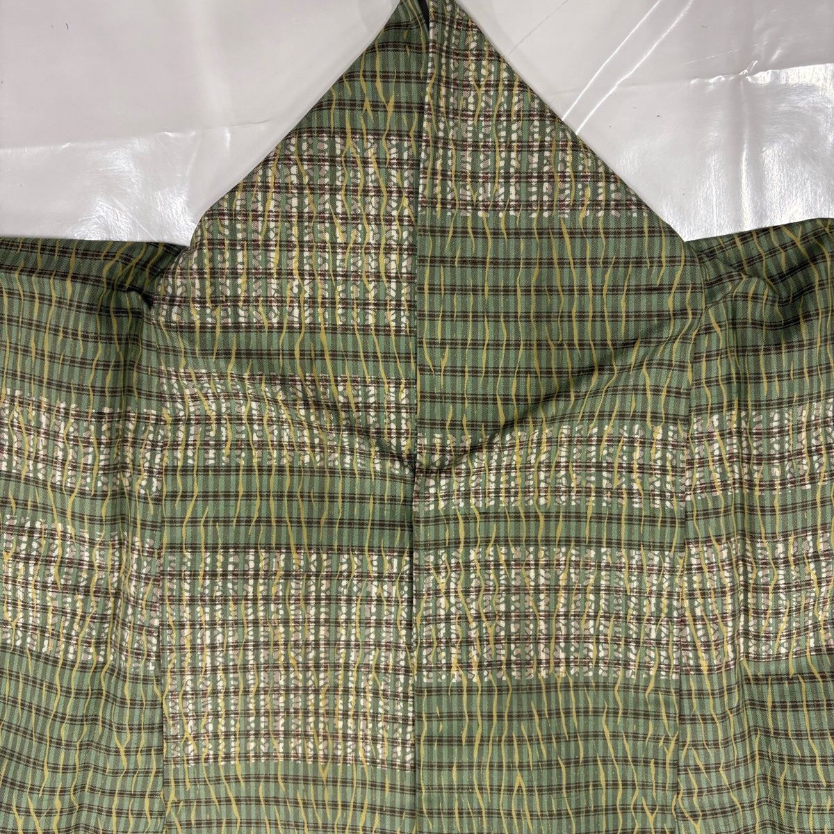  小紋 身丈159.5 cm 裄丈62.5 S 袷 紬地 落款 横縞 幾何学模様 よもぎ色 正絹 小紋 着物
