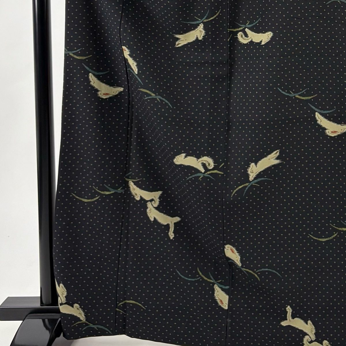 小紋 身丈165 cm 裄丈66.5 M 袷 撫松庵 うさぎ 動物 墨色 化繊 名品