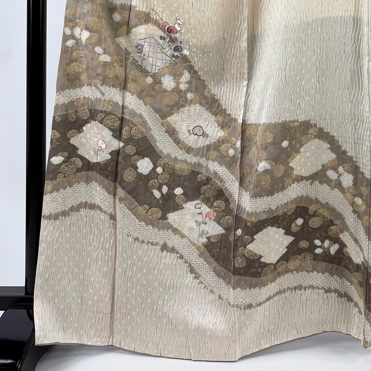 訪問着 身丈165.5 cm 裄丈67 M 袷 遠州椿 松皮菱 刺繍 縫締め絞り ベージュ 正絹