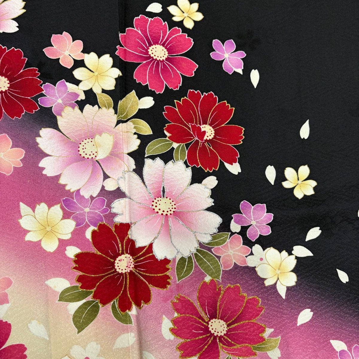  振袖 身丈164.5 cm 裄丈66 M 袷 コスモス 桜の花びら 箔 金彩 黒 正絹 名品 振袖 着物