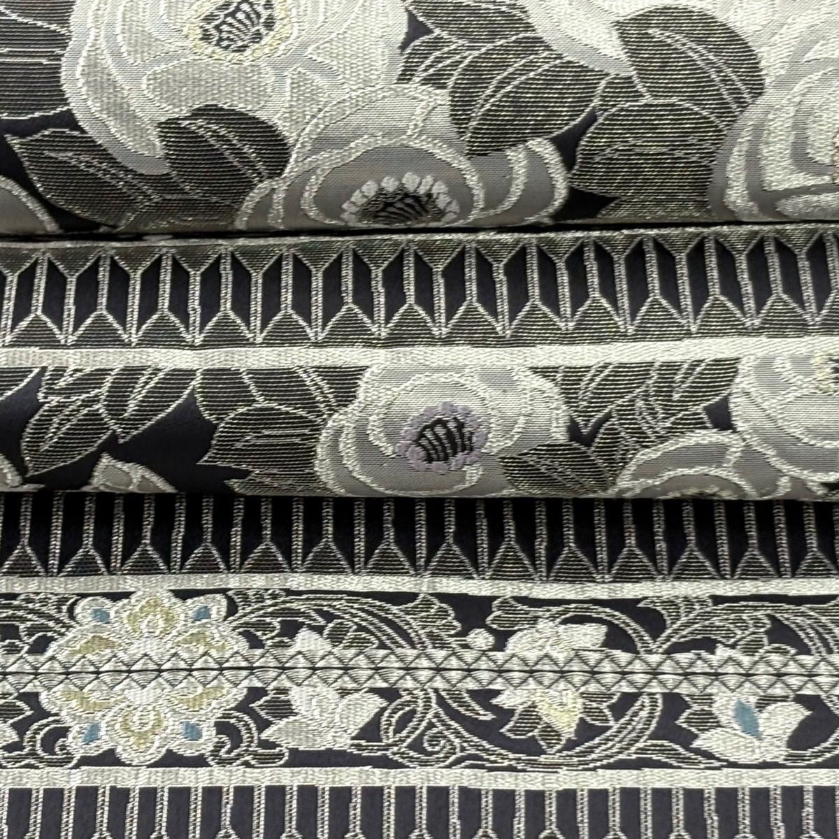美品】 袋帯 逸品 となみ織物 落款 綾絹 椿 幾何学 銀糸 箔 黒 六通